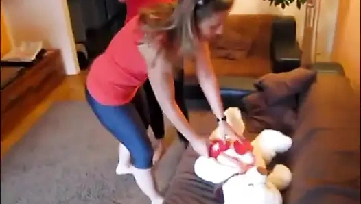 Zwei mädchen springen auf teddybär