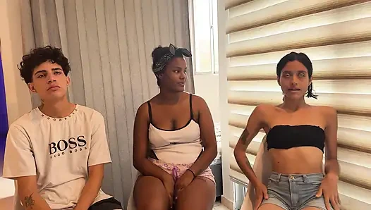 Gavat dikkati dağılıyor ve kocası arkadaşını götten sikiyor.