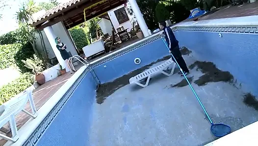 Amcık sızdırana kadar kalın klitoris emiyor