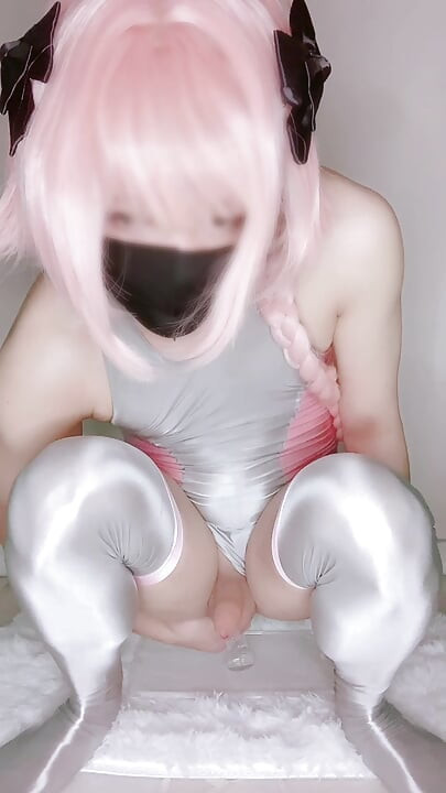 Astolfo Femboy ขี่ดิลโด้และน้ําแตกในชุดว่ายน้ําวาว