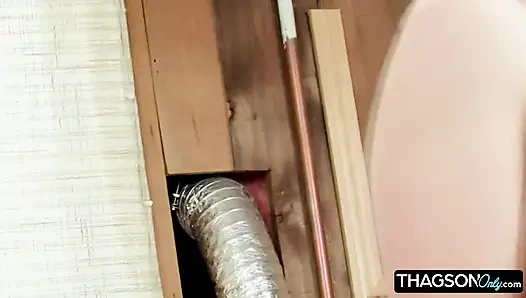 Sıska esmer hatun çamaşır makinesinde kendini parmaklıyor