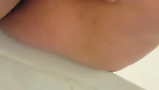 Ich spiele mit meinem großen kitzler