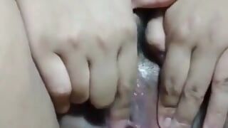Dögös bbw thai lány ujjazása és spriccelő orgazmusa