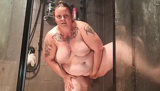 SCHMUTZIGE MILF spielt in der DUSCHE und wartet auf GROßEN SCHWANZ.
