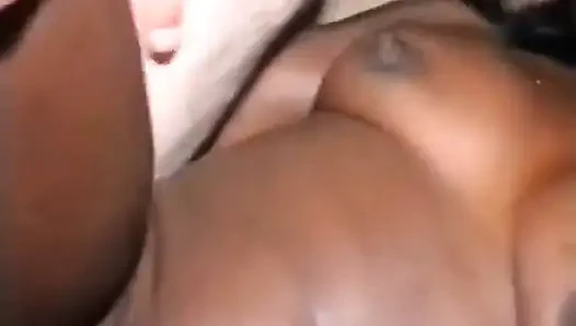 Si cewek hot rambut hitam ini nggak bisa berhenti nyepong kontolmu