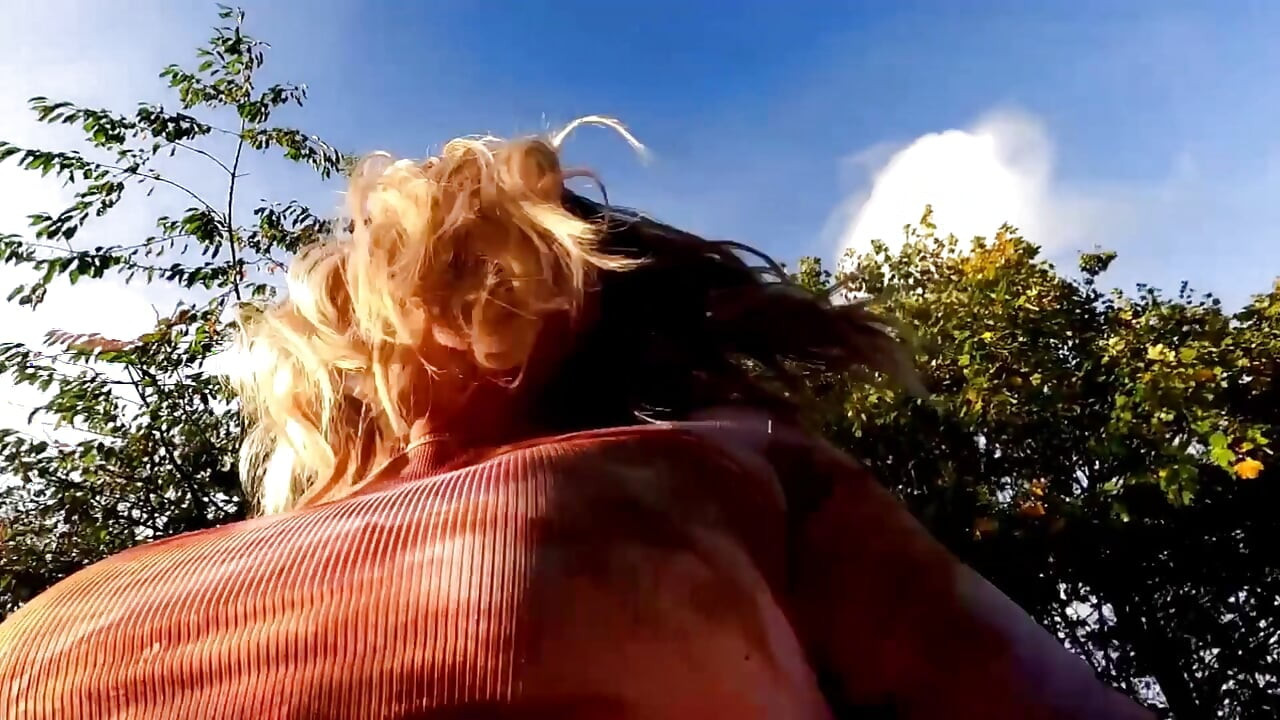 Crossdresser Kellycd2022 out for a drive down the lanes