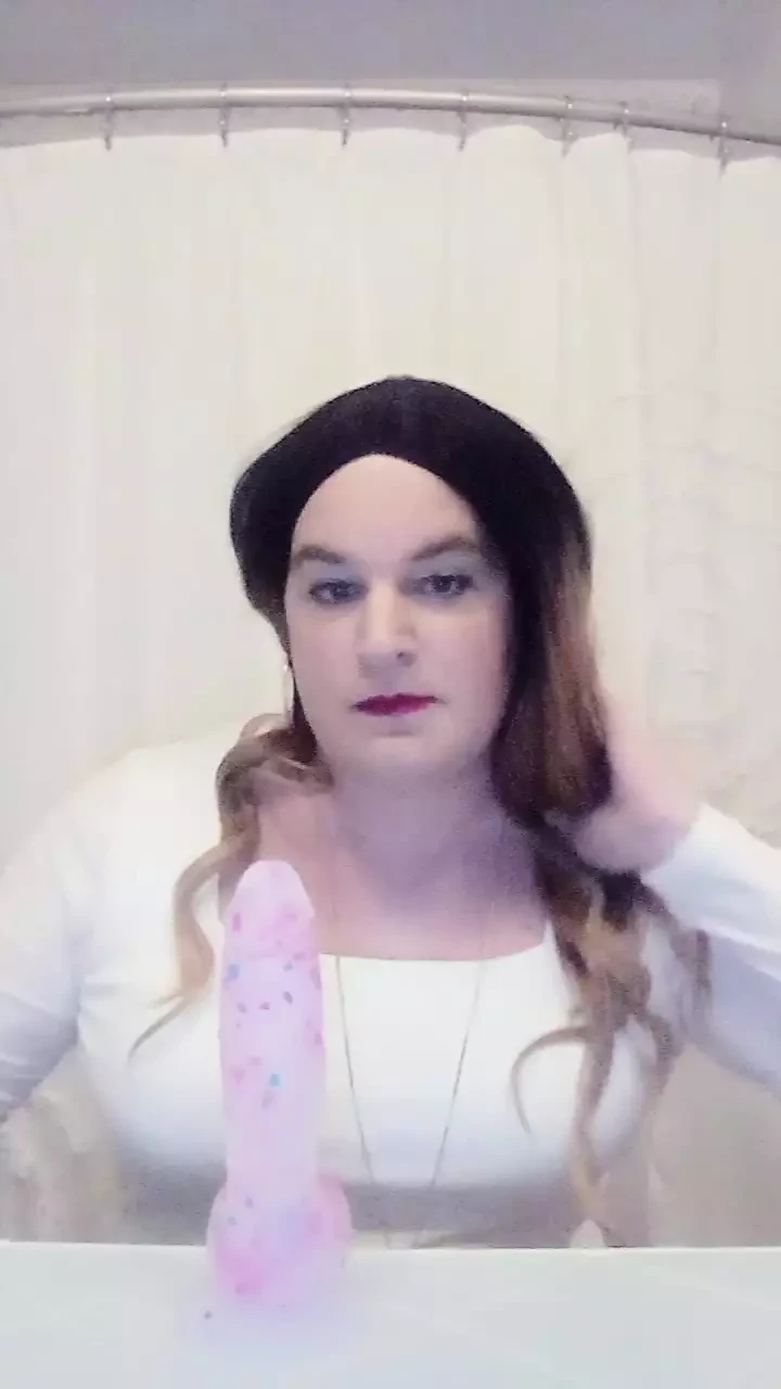 Crossdresser lotta con il dildo