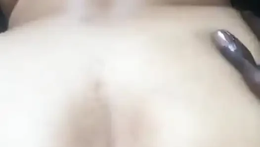 Büyük götlü iri güzel kadın yanaklarına boşalana kadar büyük zenci yarağını alıyor