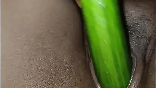 Stiefmutter fickt ihren essbaren dildo