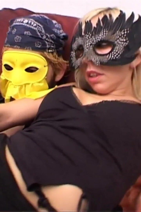 Fantastique, une jeune femme MILF masquée se fait enculer et éjaculer sur le cul par la grosse bite de son mari