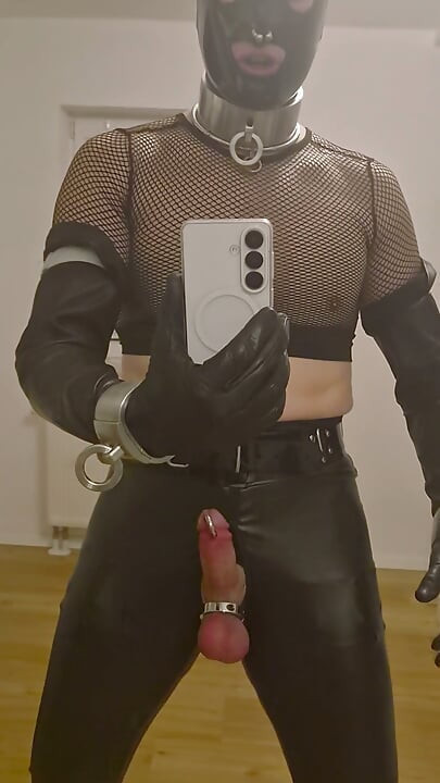 Shaking my cock in leather and latex