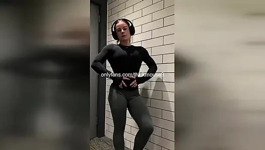Kecelakaan instagram live: gangbang perawan usia 18 tahun - lubangnya dihancurkan & dicrot!