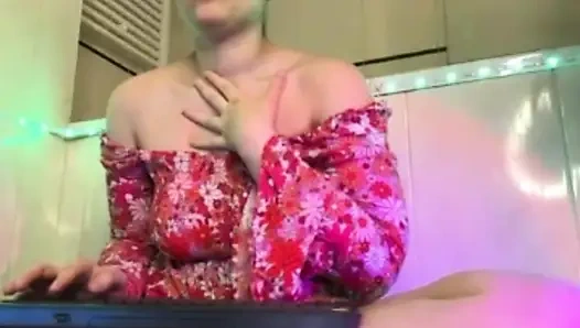 Jucielussie lagi asik mainin toket besar alaminya