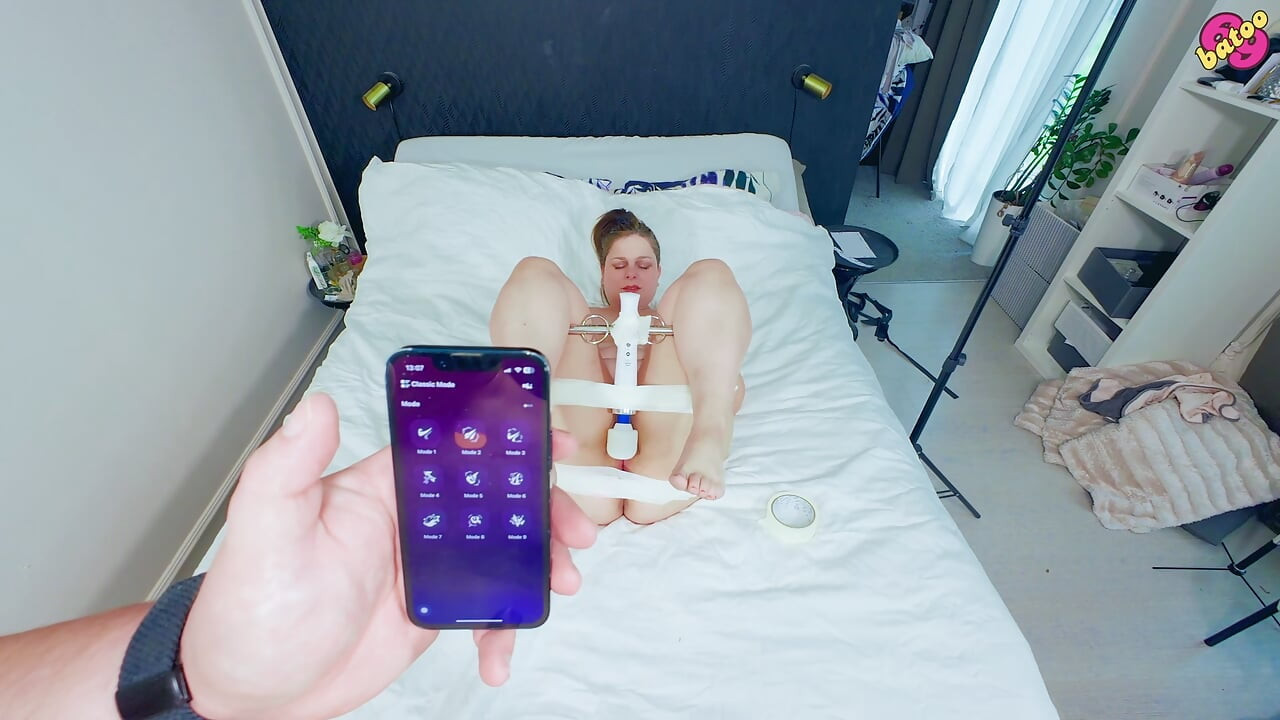 Gadis perbudakan 2 vibrator lagi asik muasin memeknya pakai vibrator sampai muncrat banyak banget