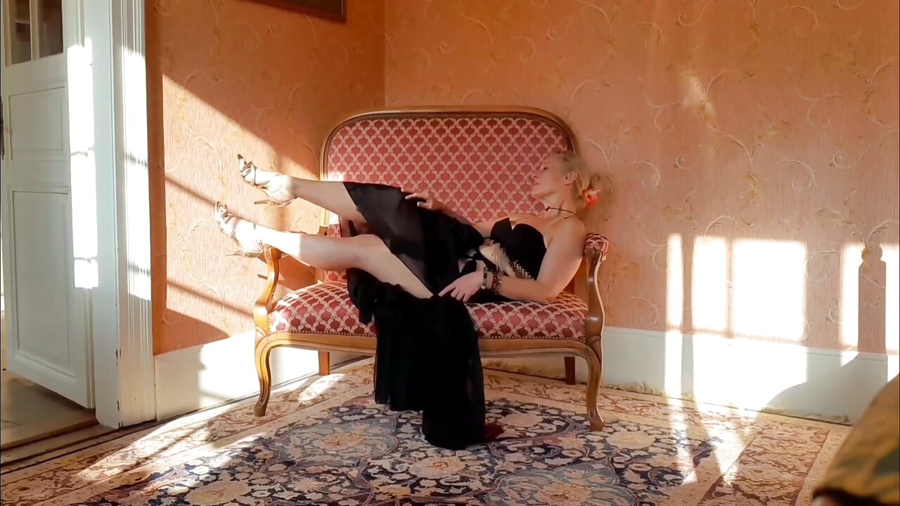 Selena's Posing Dancing and Sex Games
