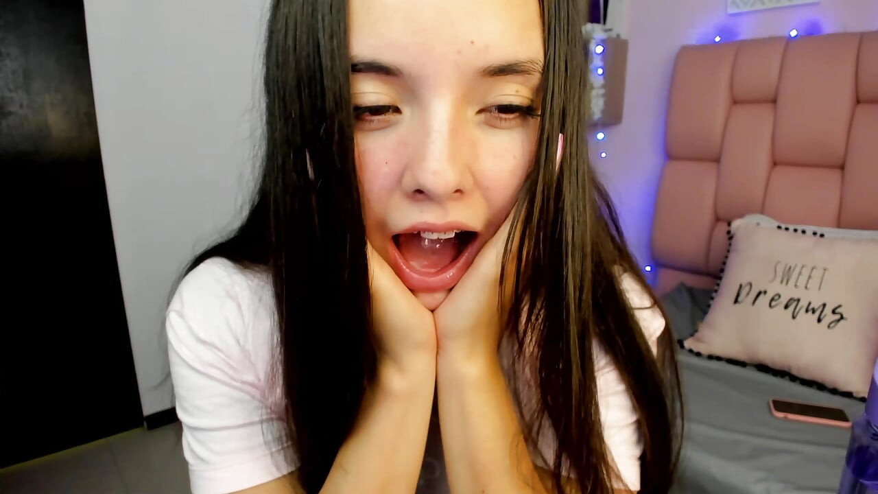 Salome กับใบหน้าไร้เดียงสาของเธอ รักการถูกดูขณะที่เธอกลายเป็นสาวร่านซุกซน น้ําหีแตกในโชว์เว็บแคมของเธอ