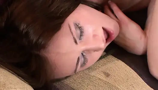 Unglaublich sexy junges mädchen wird hart gefickt und squirtet zum orgasmus