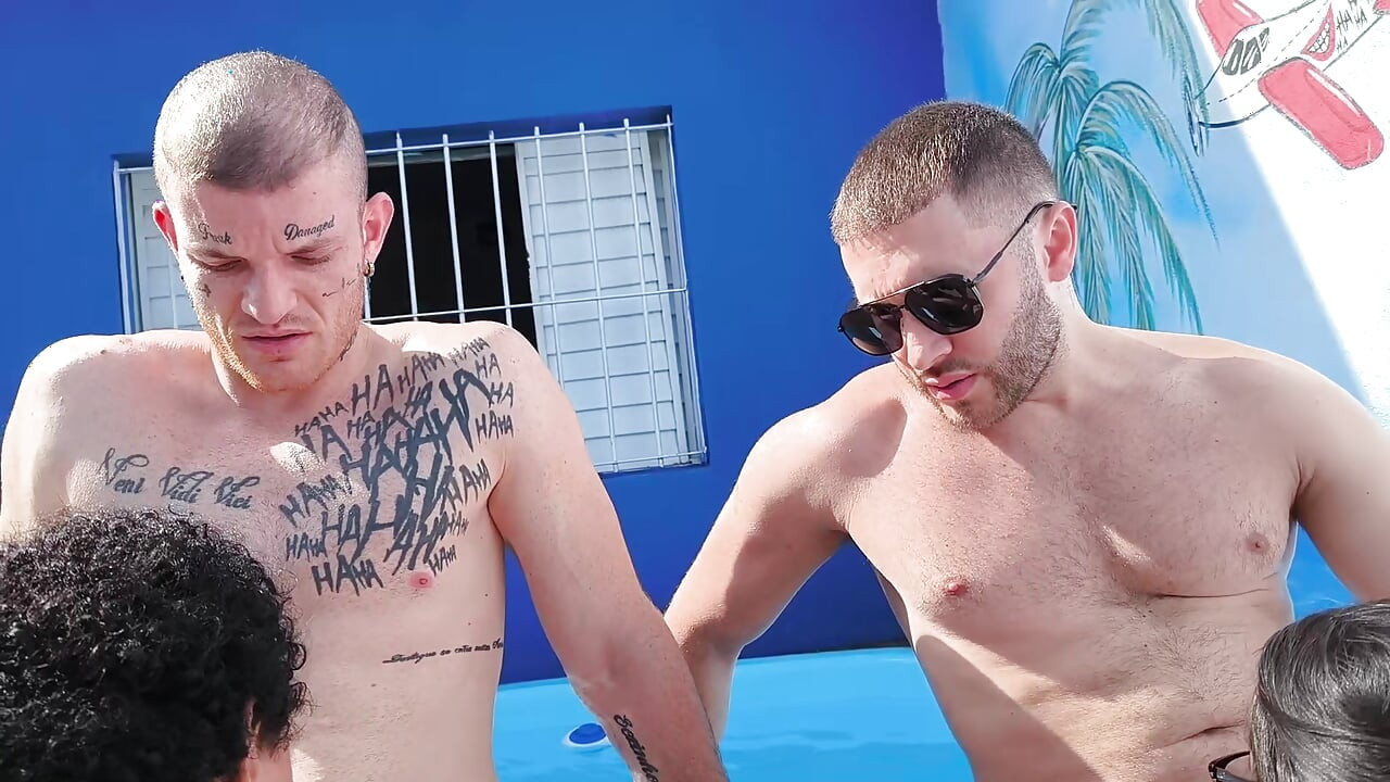 Suruba na piscina anal e vaginal