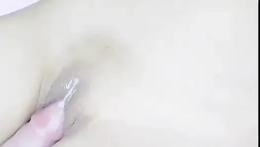 Thai: ayah, ada yang mertemukan aku lagi masturbasi dan crot di dalam memekku.