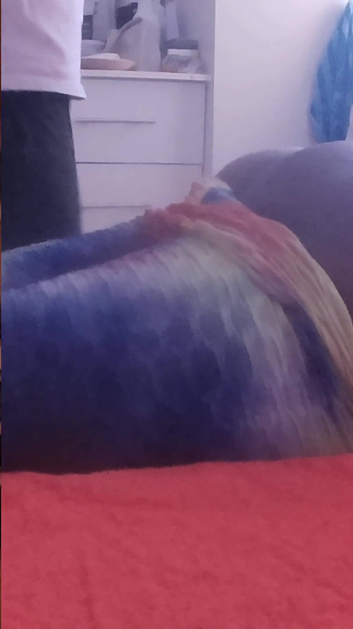 Min styvmor ber mig om en massage på sin stora röv och jag kan inte motstå