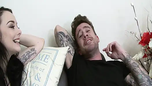 Dövmeli esmer kanepede parmaklanıyor ve sert boşalıyor