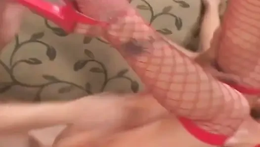 Tante semok rambut pirang ini lagi asik ngentot memeknya pakai dildo ukuran XL