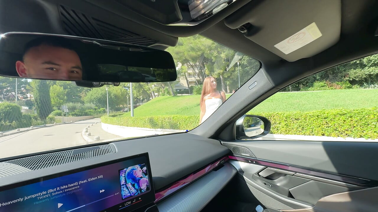 여친 친구가 집 가는 길에 나를 유혹했다. 참을 수 없어서 죄를 짓고 그녀를 박았다.