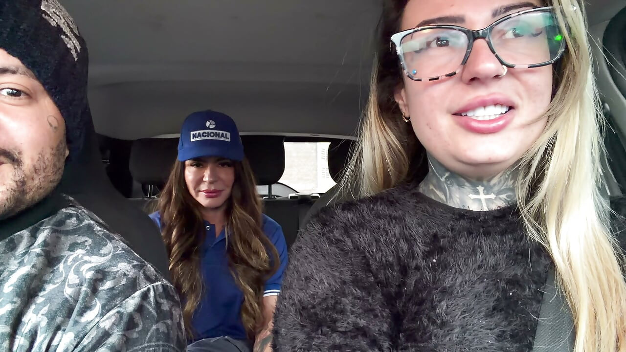 My husband's cuckold got out of the car and I called the gas station attendant to fuck and she accepted and got in the car and was so horny that she was all naked