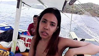 Philippinisches FKK-Paar. Nackte Bootsfahrt