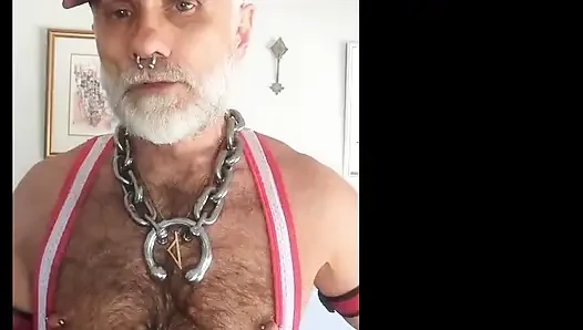 Üvey baba garını aydınlatıyor