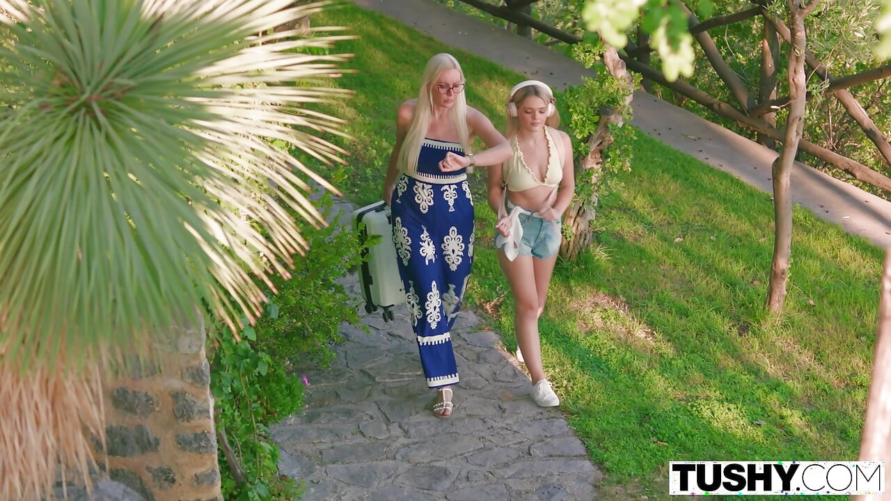 Tushy - malcriada Jade J'adore estira su culo apretado para su primera experiencia TUSHY