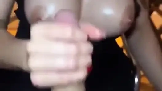Masturbasi suami saya dengan handjob panas.