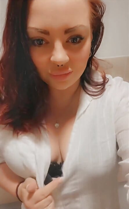 Regardez-moi me déshabiller et me faire plaisir pour vous regardez que je te montre mes seins dans mon nouveau soutien-gorge