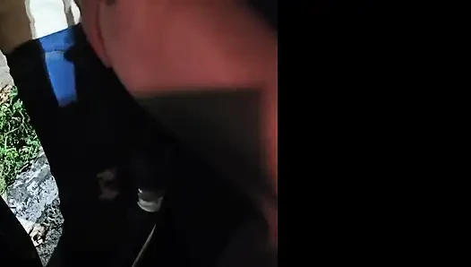 Yaptığına inanılır gibi değil. Yaramaz ateşli evli kadın yaraklı erkekle sikişiyor