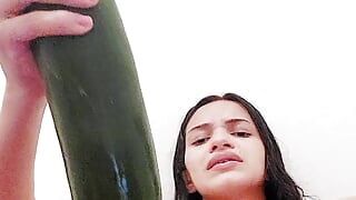 Eu invadi minha buceta sentada no pepino e até deixei minha bunda toda vermelha