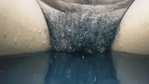 Geile Ehefrau mit grosser Fotze Nahaufnahme in den Meereswellen, stehend beim Homemade-Sex getragen