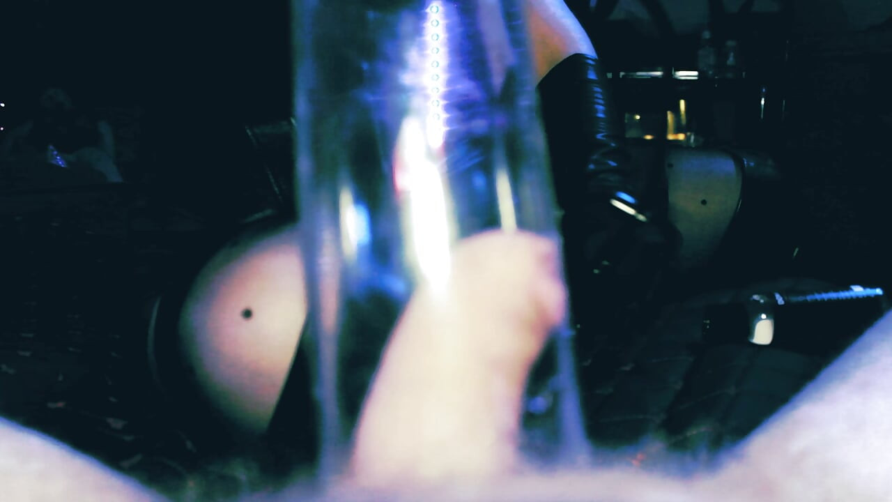 Leder-herrin eva, latex, domina- fetisch-milf spielt, penispumpe, BDSm, kink heiß, sexy