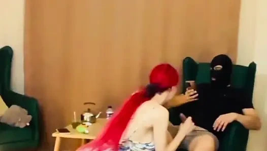 Suamiku kesal banget pas dia pamer tubuhku sama teman-temannya