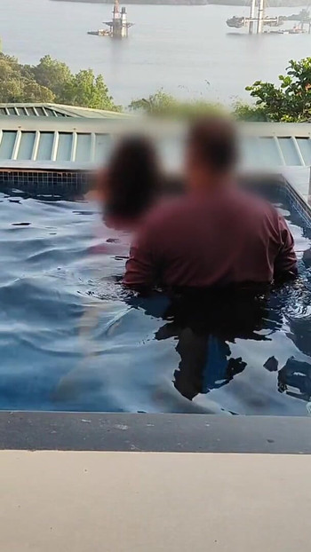 Detik yang menyeronokkan dari "Komal telah masuk ke kolam renang buat kali pertama, suami turun dari"