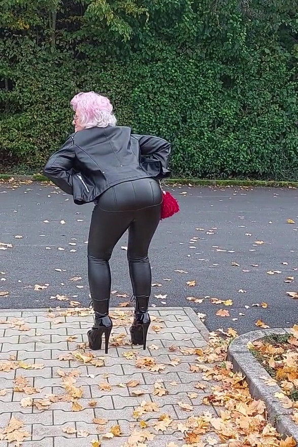 Une mamie coquine exhibe ses gros nichons en public