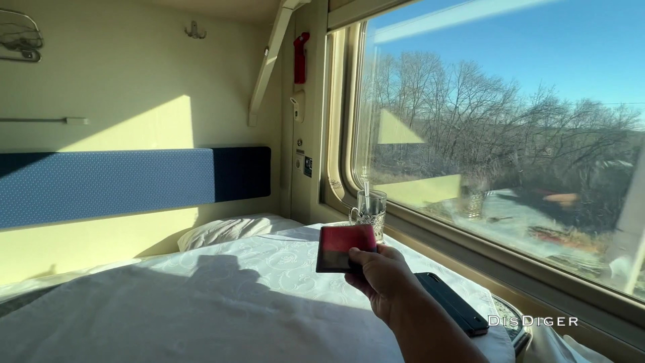 電車の車掌を誘惑して休憩中に犯される