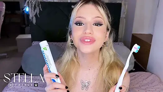 Diş fırçalama fetişi yakın çekim Stella Fatale Fransız açık ağız gargara ve tükürme oyunu