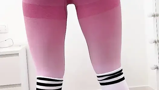 Sportfrau masturbiert den arsch mit dildo in durchrissenen Leggings und bekommt nach dem training orgasmus