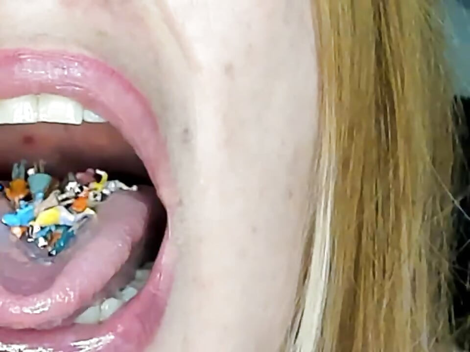 Ενδοσκόπηση!! Η Giantess κατάπιε 25 μέλη ταυτόχρονα