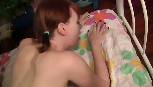 Soluk soluk kızıl saçlı üvey kız mastürbasyon yaparken üvey babası tarafından yakalanıyor ve sikiliyor