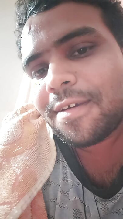 Plaisir secret dans la salle de bain avec une bite en regardant du porno après un pois zézé avec une façon excitée