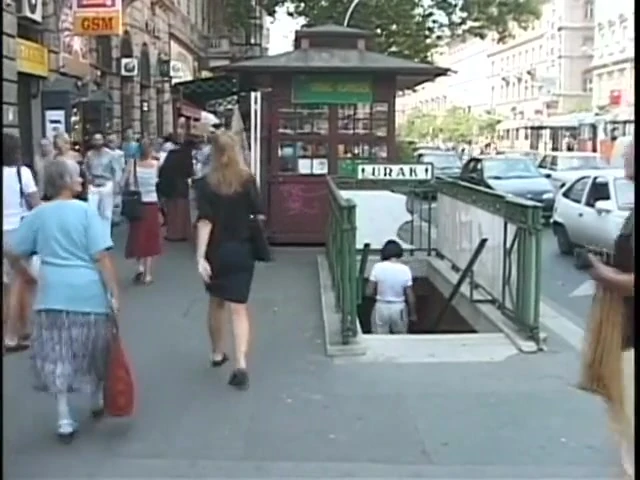 Yarağa aç olgun sarışın tüm banyo ziyaretçileriyle sikişiyor
