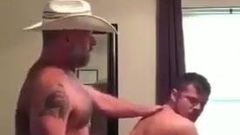 Un beau-père cowboy montre comment le faire