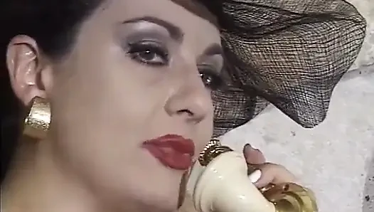 Jessica rizzo dengan daging hitam untuk adegan mrs. rizzo 02