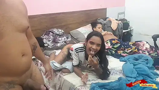 Aku menelepon temanku untuk melihat nextfli dan suamiku tidak melewatkan kesempatan untuk memasukkannya ke dalam pantatnya